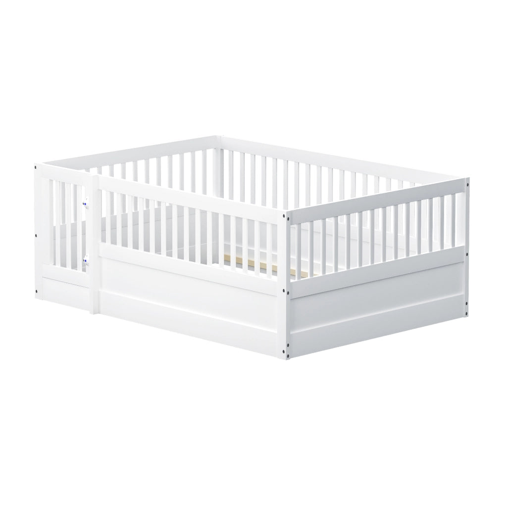 Letto a pavimento per bambini 140 × 200 cm con barriera e porta apribile in legno bianco