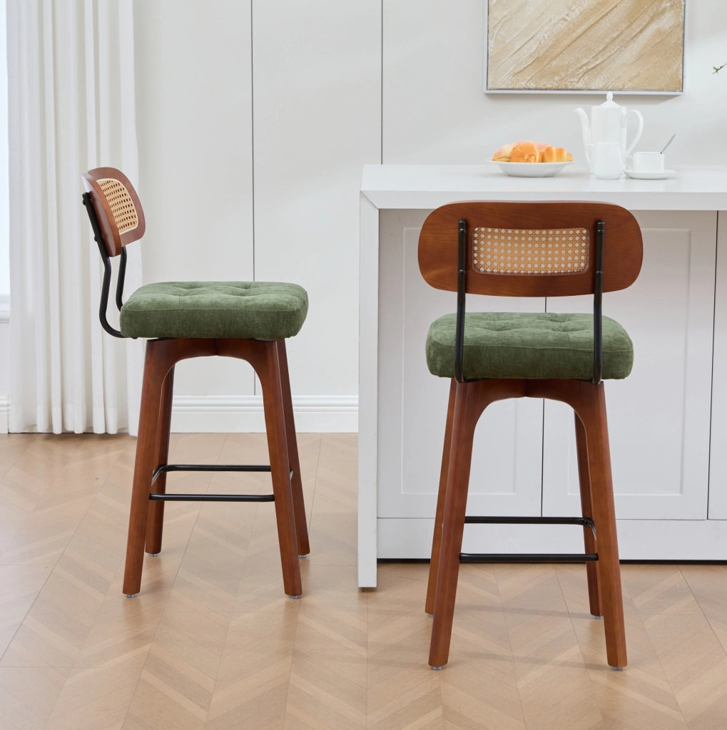 Sgabello da bar girevole a 360° con schienale in rattan; chenille verde