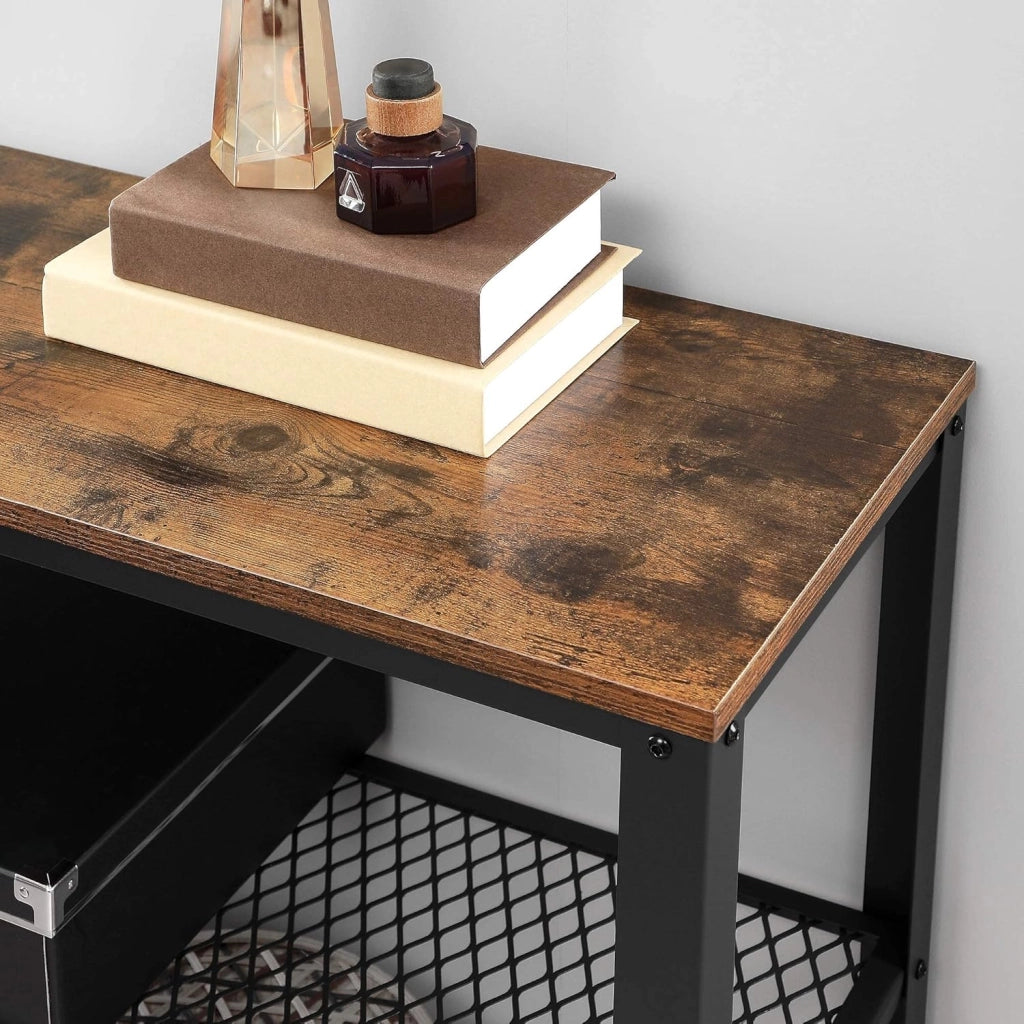 VASAGLE Tavolo da consolle, tavolino da salotto, credenza, con 2 ripiani in traliccio, per soggiorno, corridoio, 101,5 x 35 x 80 cm, telaio in acciaio, stile industriale, marrone rustico e nero
