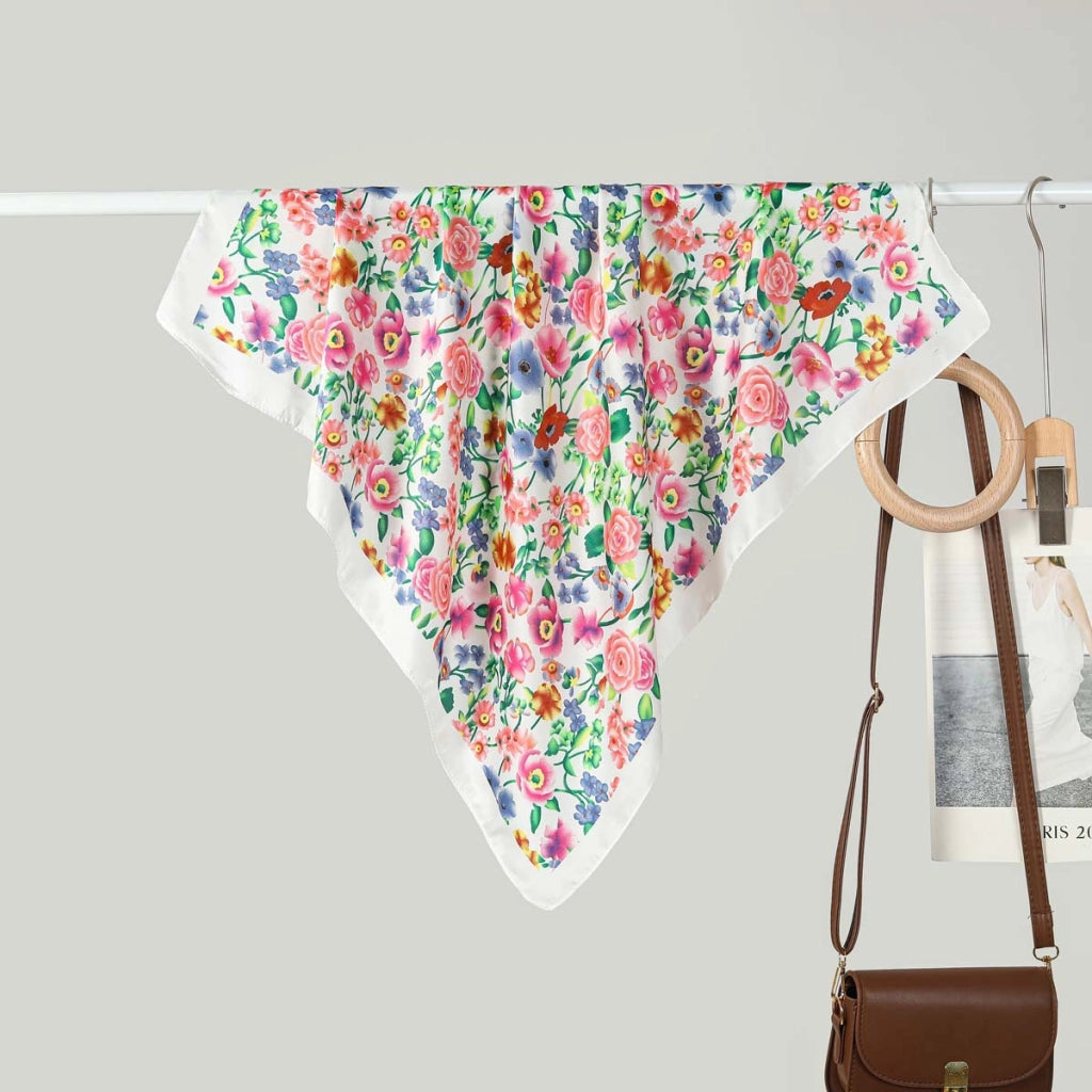 Nuova sciarpa quadrata da donna in seta da 70 cm: alla moda e versatile.