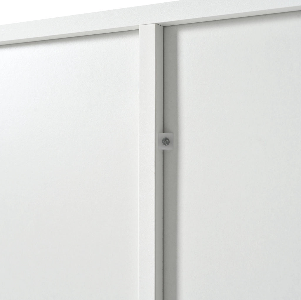 Sideboard moderno bianco con 4 ante; 2 ripiani regolabili; in MDF e metallo; 2 colli