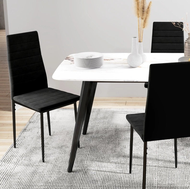 Set di 4 sedie da pranzo nere con gambe in metallo