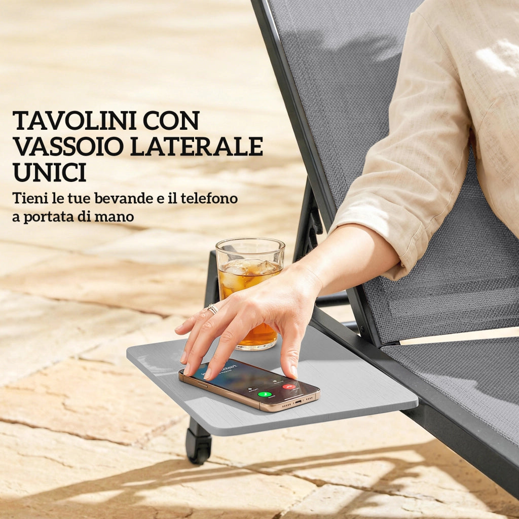 Set 2 Lettini Prendisole Regolabili in 5 Posizioni con Tavolino Laterale e 2 Ruote in Metallo e Poliestere Grigio