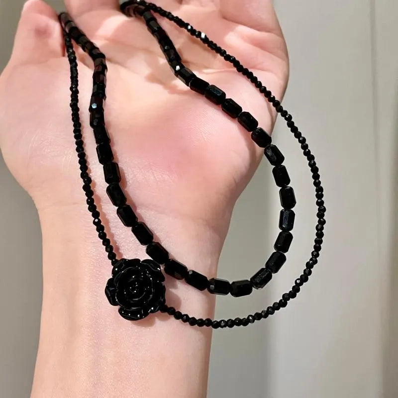 Collana fatta a mano con rosa nera, camelia e perline di cristallo, regalo di Natale o compleanno.