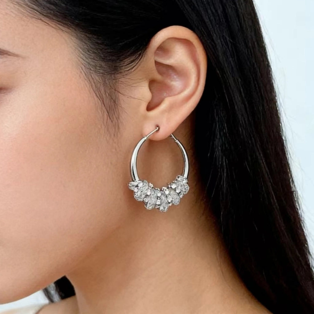 Nuovi orecchini minimalisti di lusso con strass di cristallo.