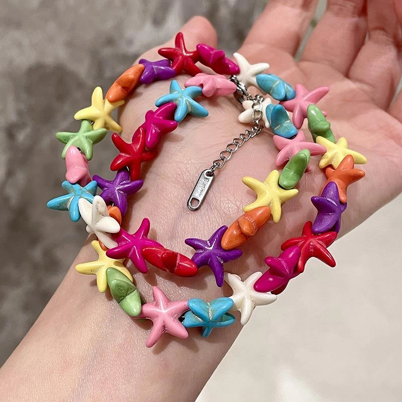 Collana estiva fatta a mano con stelle marine colorate e perline, regalo di Natale o compleanno.