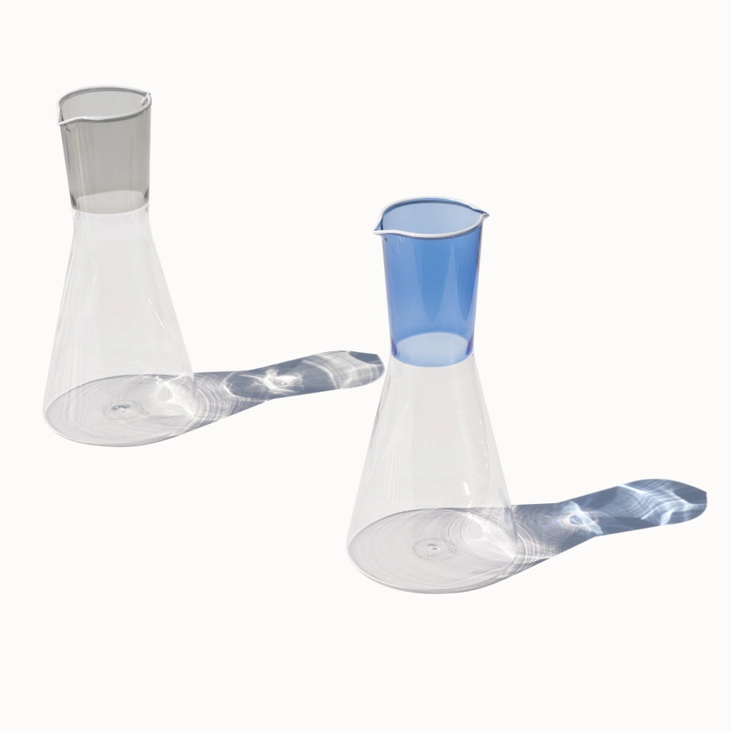 Zafferano Caraffa Bicolore Collezione Classy in Vetro Borosilicato Soffiato a Mano Grigio e Trasparente Design Geometrico ed Ergonomico Elegante