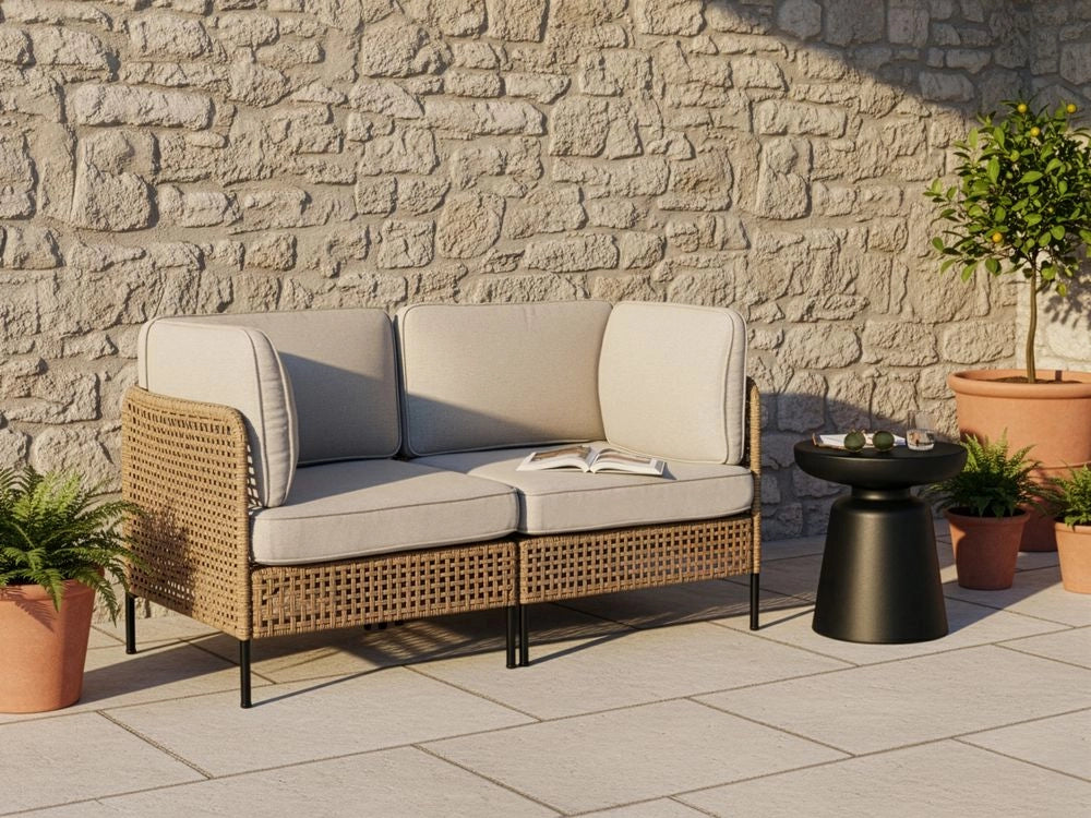 Divano da esterno in rattan PE beige chiaro a 2 posti con struttura in metallo cuscini per seduta e schienale stile moderno giardino terrazza