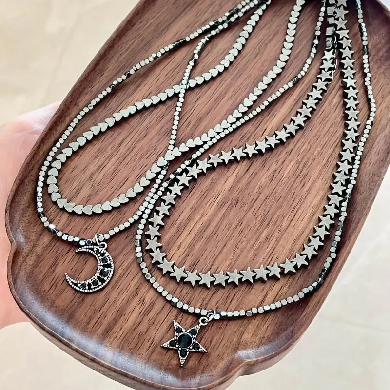 Collana fatta a mano con stelle e luna, perline scure sovrapposte, regalo di Natale o di compleanno.
