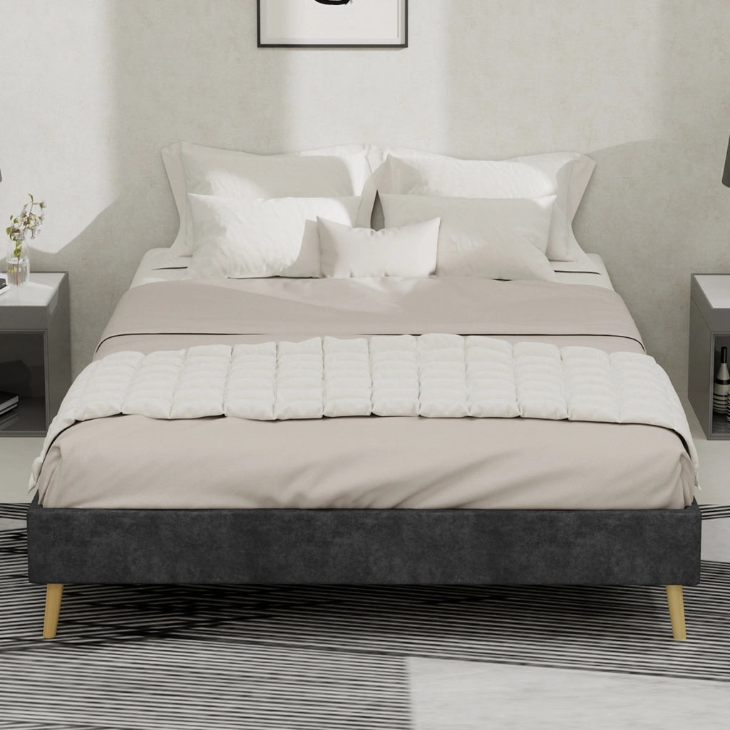 Letto matrimoniale 140 × 200 cm in velluto grigio, struttura bassa in tessuto e metallo, senza materasso