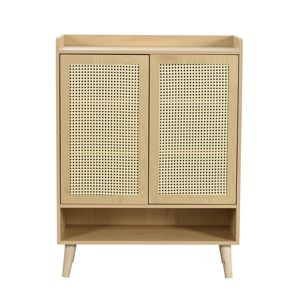 Mobile porta scarpe in rovere chiaro con 2 ante e ripiani interni, struttura in truciolare e gambe in massello, 80x105x35 cm