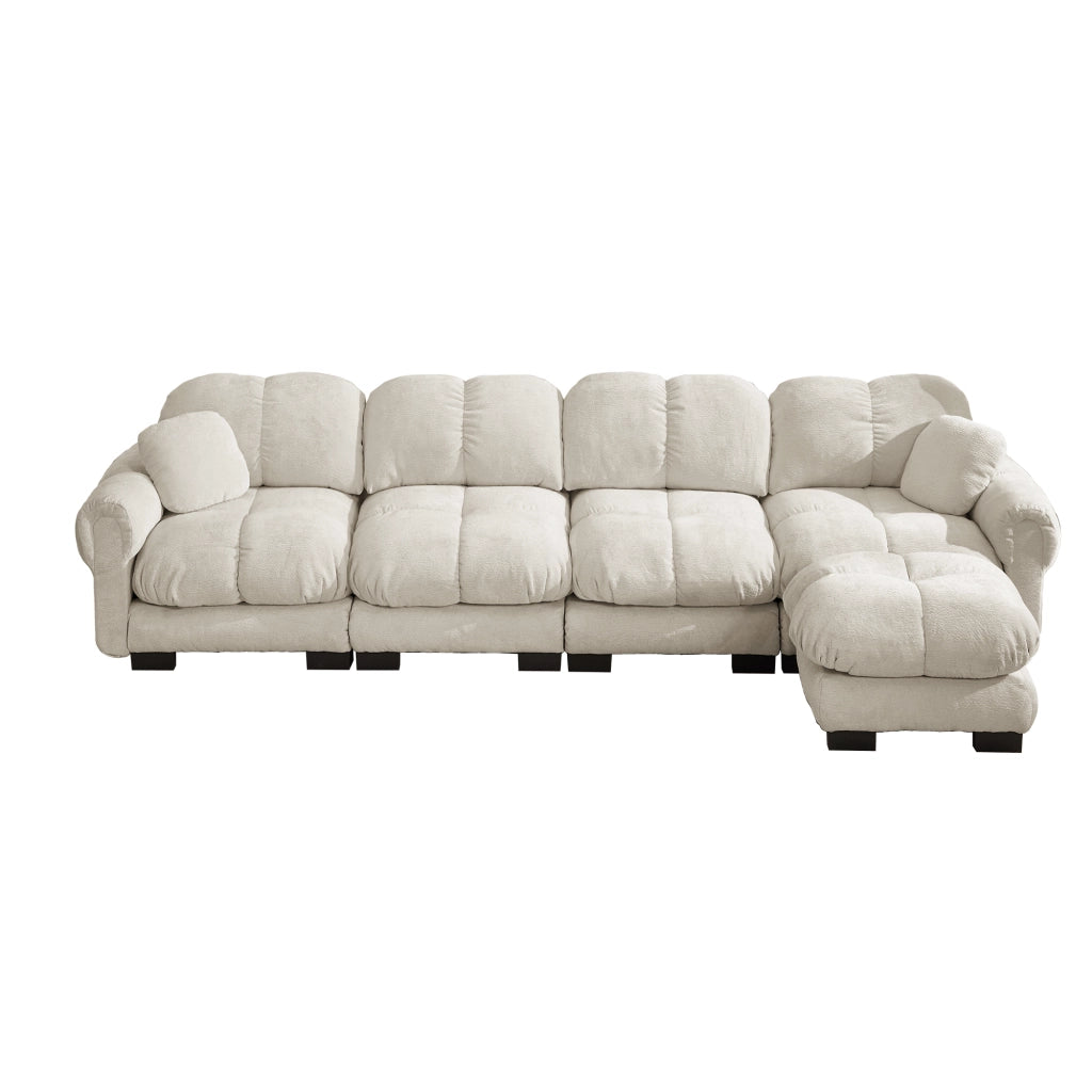 Divano angolare modulare 4 posti con pouf mobile; cuciture trapuntate e schienale curvo in ciniglia beige chiaro