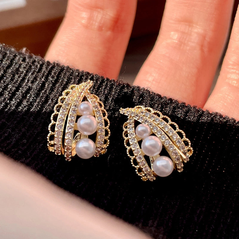 Orecchini a perla con microzirconi ispirati al balletto.