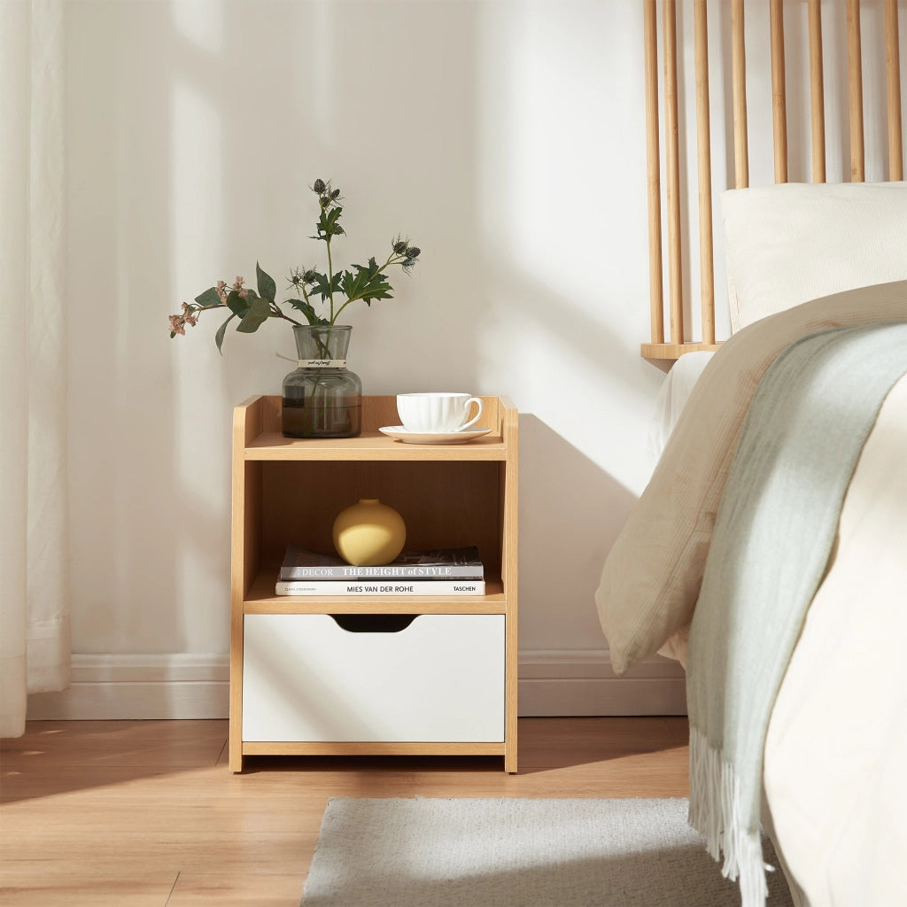 Comodino Bordkak con Cassetto e Scomparto Aperto 45 x 36 x 34 cm - Effetto Rovere / Bianco [en.casa]