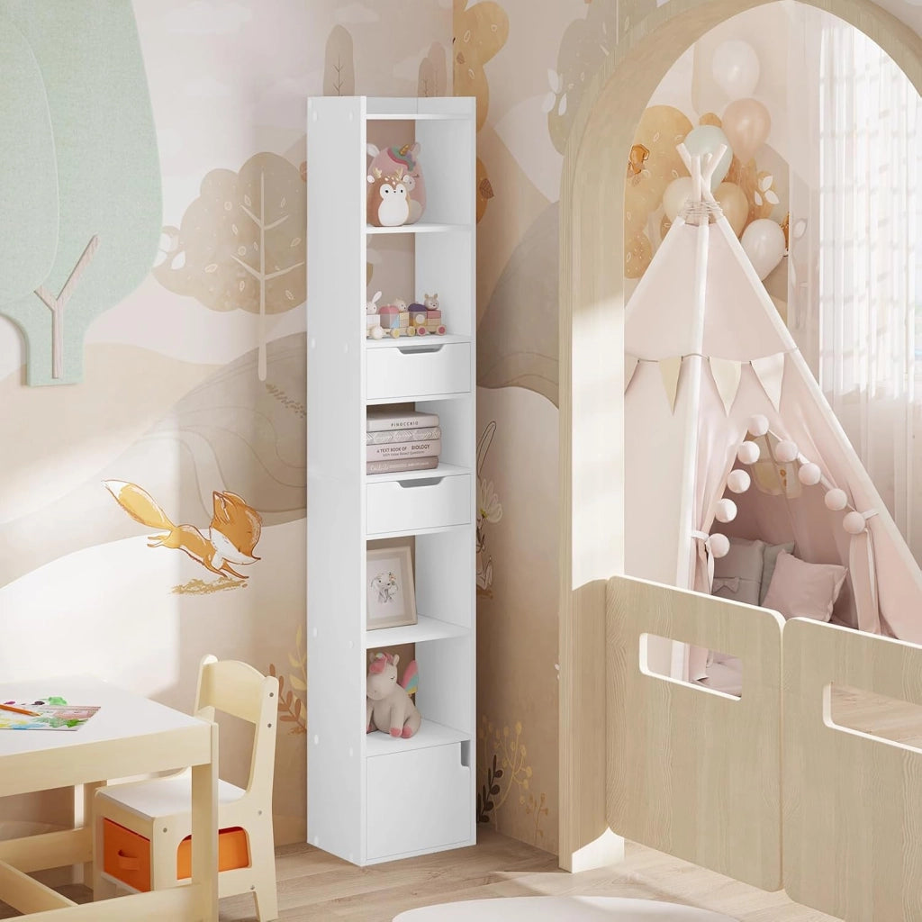 Libreria Verticale Autoportante, Scaffale Salvaspazio, Libreria Stretta e Alta, con 2 Cassetti, 6 Ripiani Aperti e 1 Scomparto con Anta, in Legno, Bianca, SK042ws
