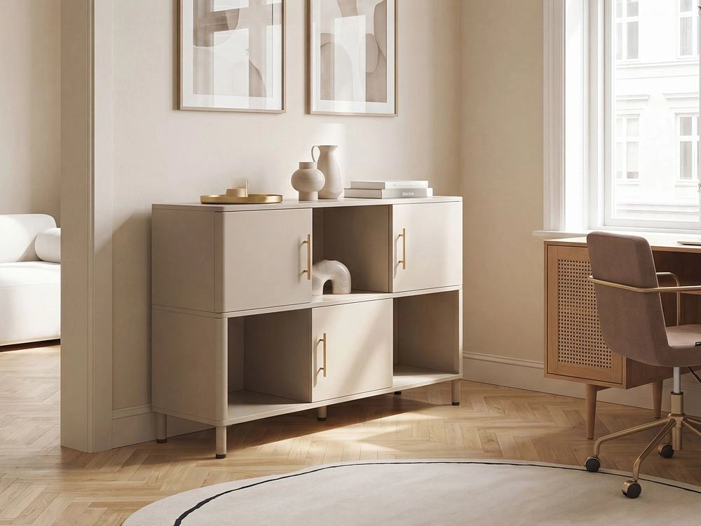 Credenza in acciaio color beige a 3 ante con ripiani aperti, angoli arrotondati e maniglie dorate