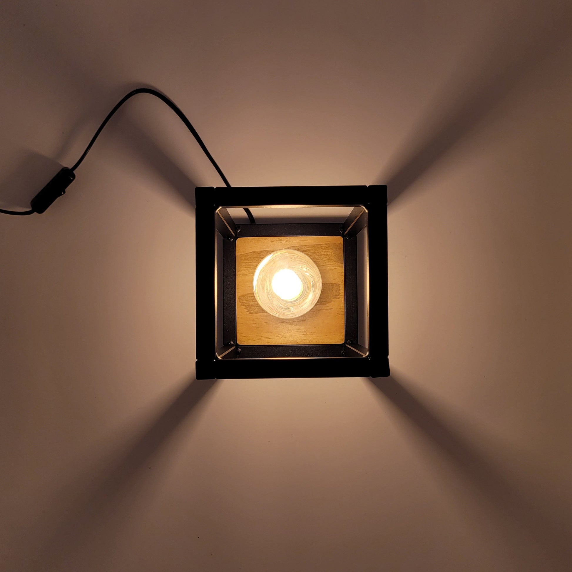 Huri - Lampada da tavolo comodino in metallo e legno, nera, cm15x15x25 per ufficio, salotto, camera da letto, negozio
