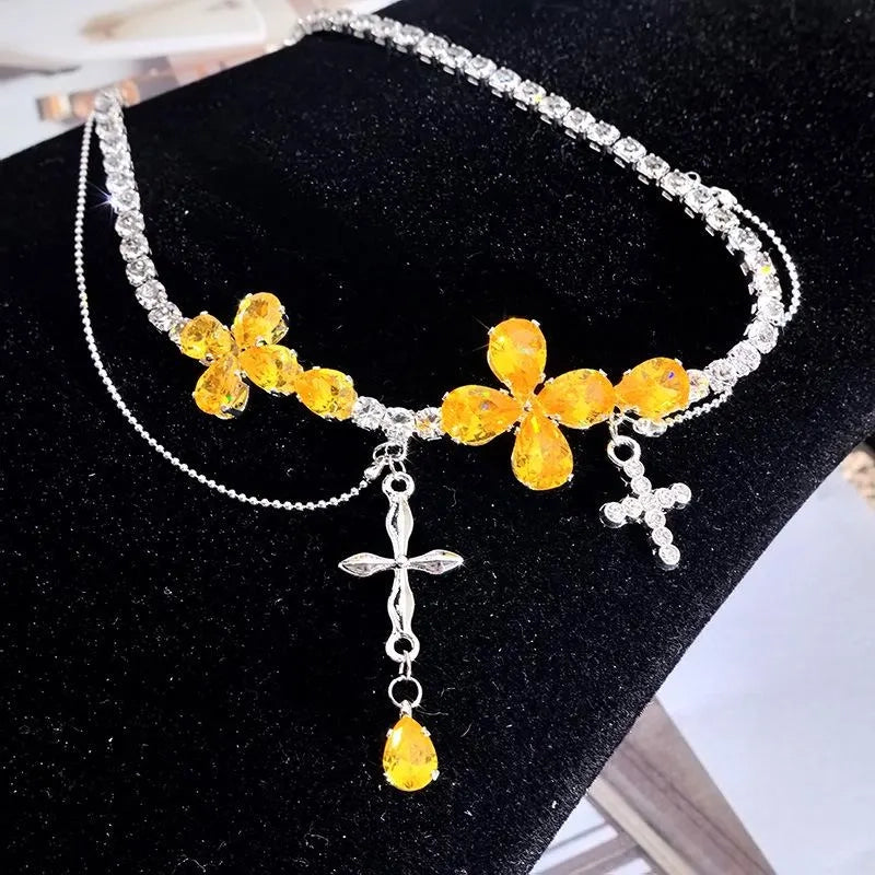 Collana con ciondolo a croce e fiore in zirconi gialli: gioiello fatto a mano con perline.