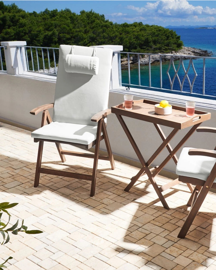 Set di 2 sedie da giardino rustiche in legno d'acacia naturale e cuscini bianco sporco pieghevoli per esterni con braccioli in stile rustico
