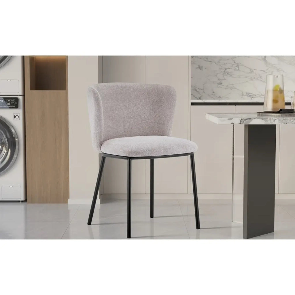 Sedia ARTHUS – Tessuto beige con piedi in metallo nero – H76 × L52 × P54 cm