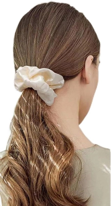 Set di Tre Bobine a Satin per Capelli - Fascia Elastica per Donne - Piccoli Scrunchies - Set di Bobine a Satin Elastica per Donne e Ragazze 

(Nota: Ho mantenuto il numero di pezzi e le specifiche tecniche, ma ho omesso il nome del marchio)