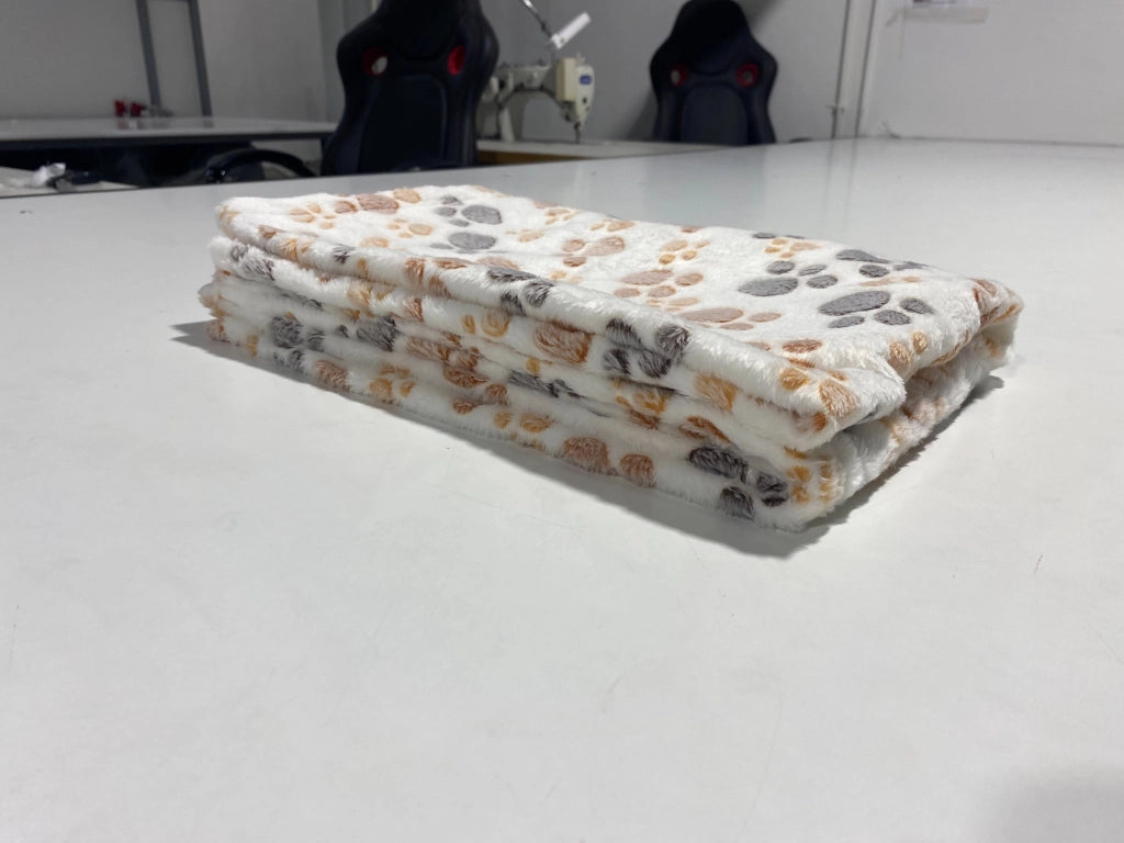 AIO FACTORY Coperta in pile 70x50 cm bianca con zampe marrone-grigio per cuccia per cani