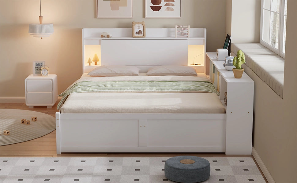 Letto matrimoniale con testiera portaoggetti; 2 luci LED e prese USB; struttura in legno massello e MDF; bianco; 140x200 cm