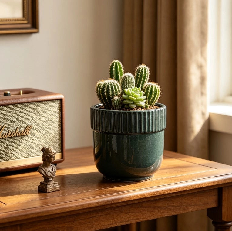 Vaso da fiori in ceramica artigianale smaltata lucida verde scuro con bordo rigato verticale Ø 23 cm