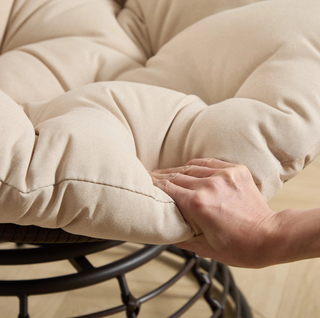 Poltrona Papasan girevole 360° con cuscino beige e struttura marrone