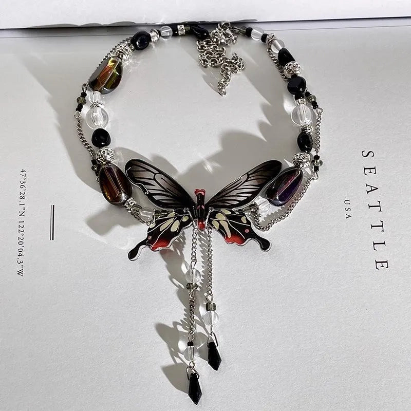 Collana con nappa a farfalla nera: gioiello fatto a mano con perline.