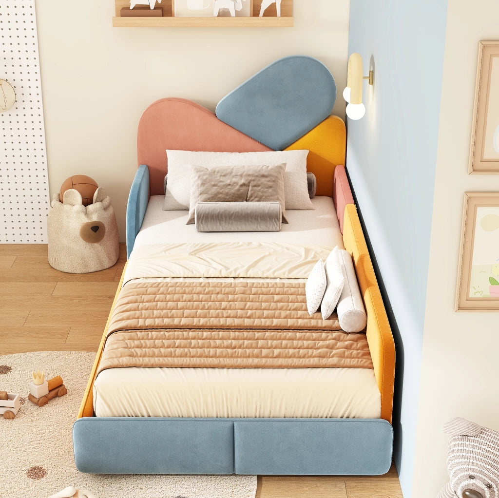 Letto imbottito per bambini ULEVR 90x200 cm con sponde laterali alte, velluto patchwork blu multicolore