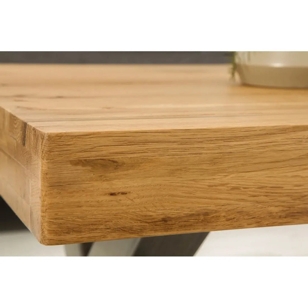 Tavolino basso CAVARA 110 cm in legno massiccio di rovere oliato con gambe metalliche nere a X – stile industriale