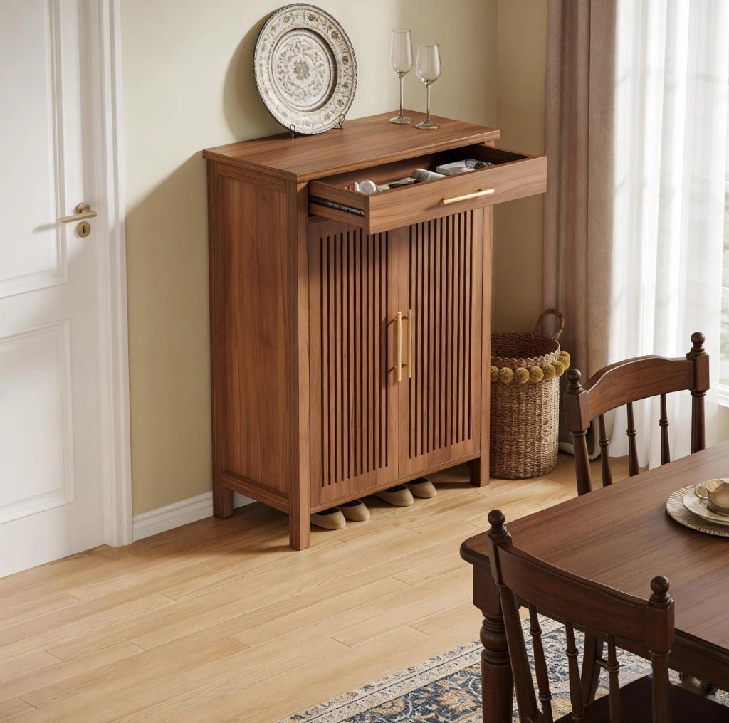 Scarpiera freestanding a 5 ripiani con ante a lamelle e cassetto; MDF e metallo marrone