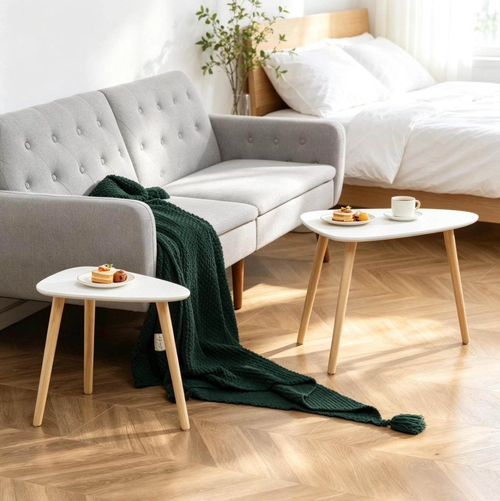 Set di 2 tavolini da caffè impilabili in MDF e legno di pino bianco e naturale