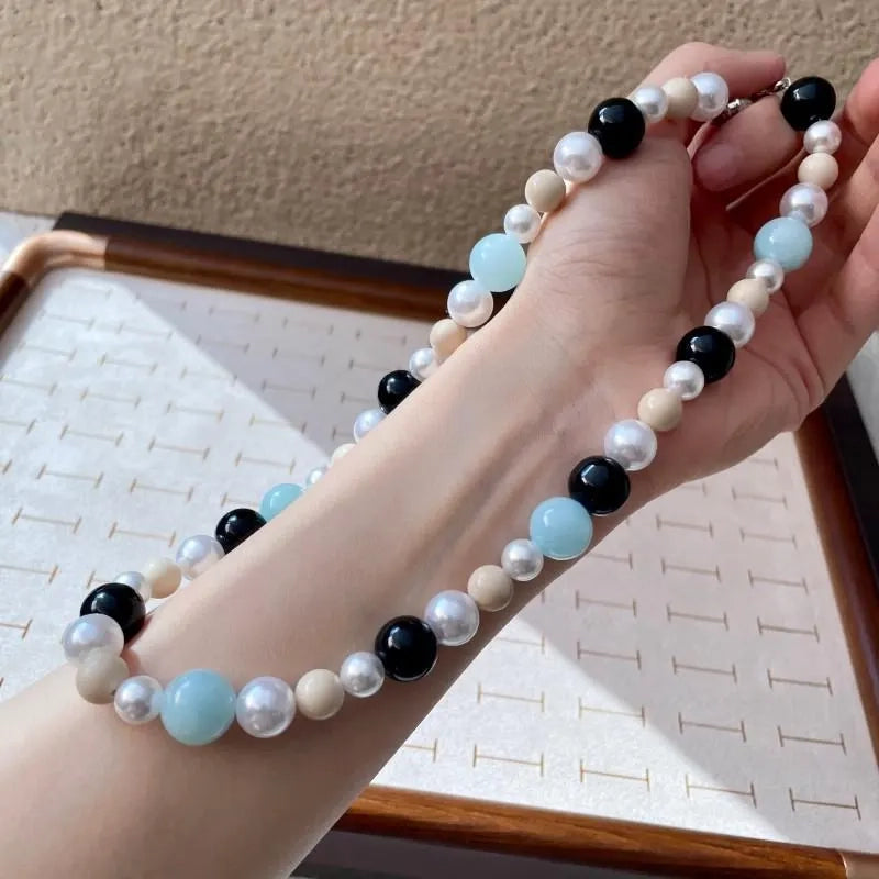 Collana fatta a mano con pietre naturali, perle blu e cristalli, regalo di Natale o di compleanno.