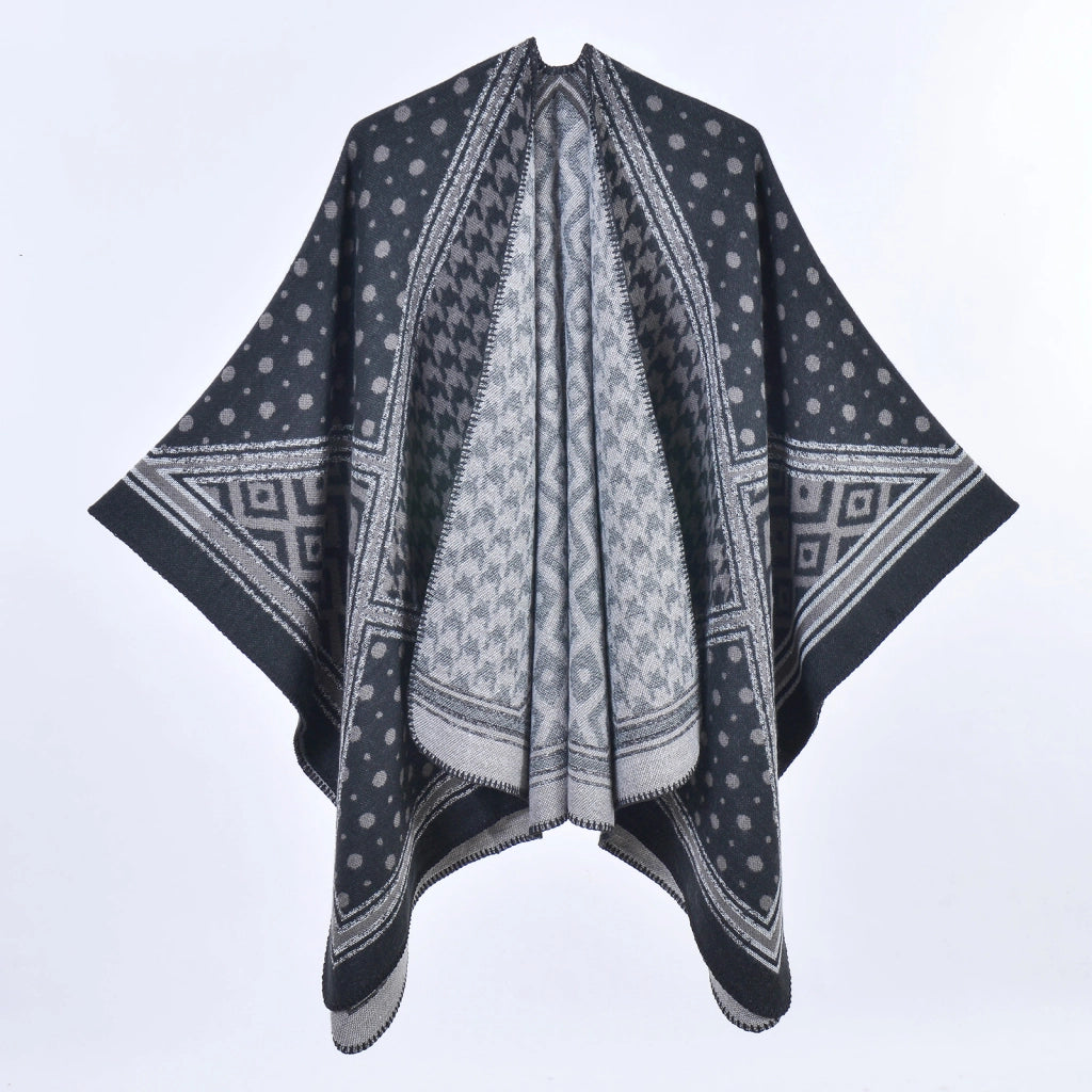 Mantella da donna spessa e calda con spacco, fantasia pied de poule e pois, a blocchi di colore.