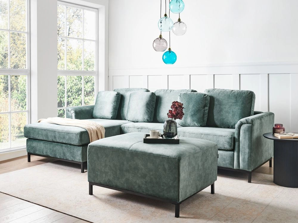 Divano angolare con pouf a forma di L in velluto verde acqua idrorepellente e gambe d'acciaio lato destro stile moderno