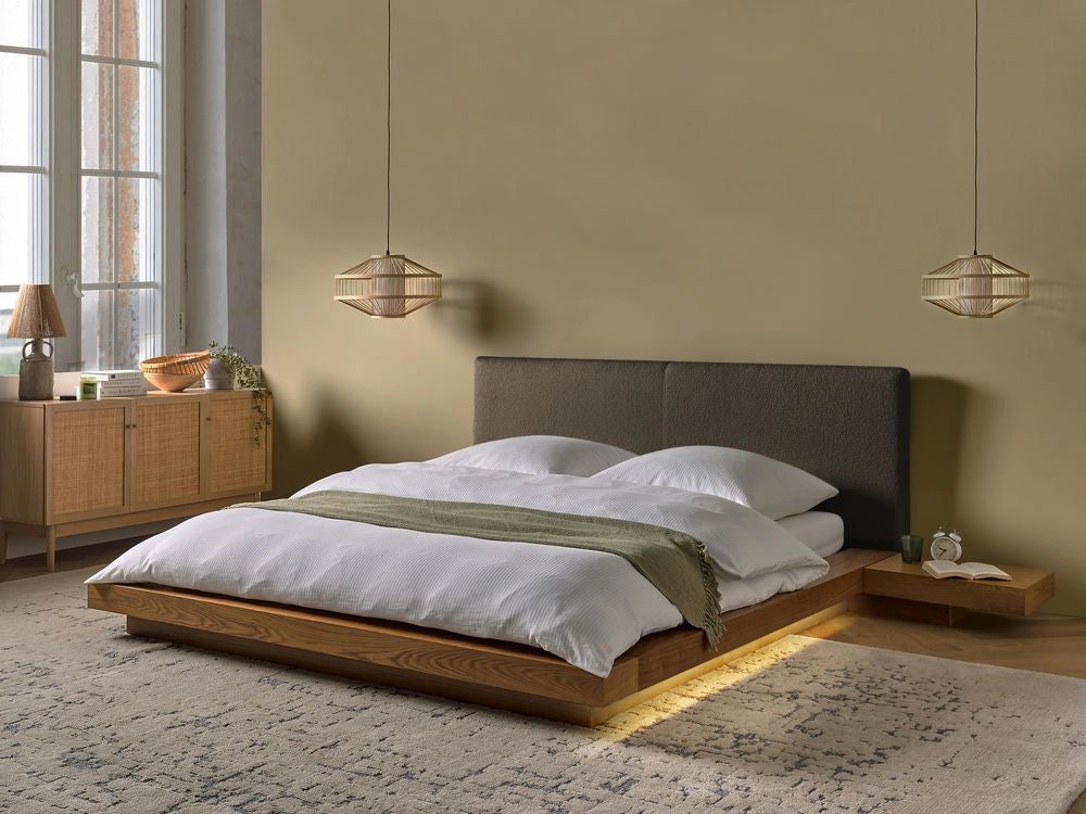 Letto matrimoniale LED con comodini e testata bouclé tortora in frassino naturale 160 x 200 cm stile giapponese