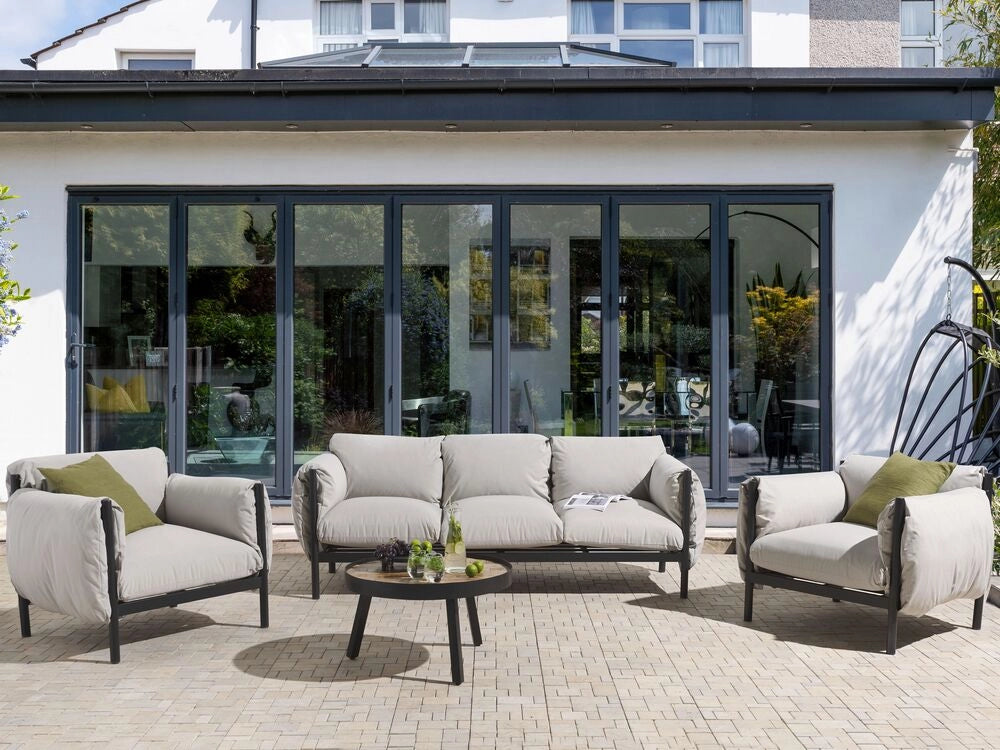Divano da giardino in alluminio a 3 posti con 2 poltrone Telaio in alluminio nero Cuscini in tessuto idrorepellente grigio chiaro