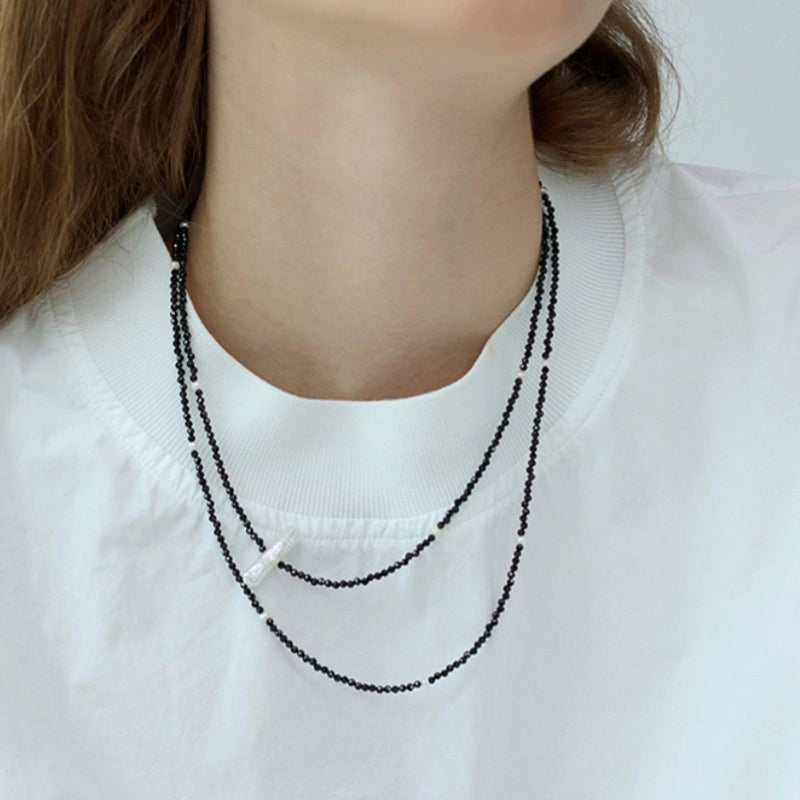 Collana girocollo di cristalli neri con lunghi fili di perle
