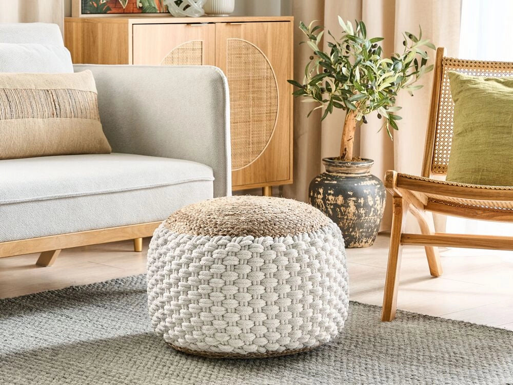 Pouf ottomano bianco e beige in cotone lavorato a maglia, iuta e perline EPS, poggiapiedi rotondo di piccole dimensioni 50 x 35 cm in stile bohémien.