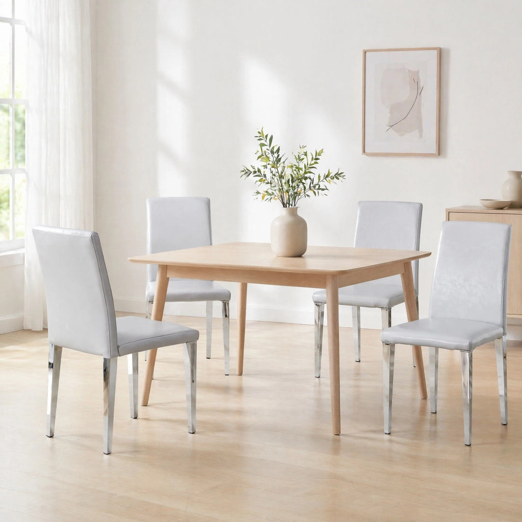 Set di 4 sedie da pranzo moderne in PU grigio chiaro con gambe in metallo argento; 90 cm
