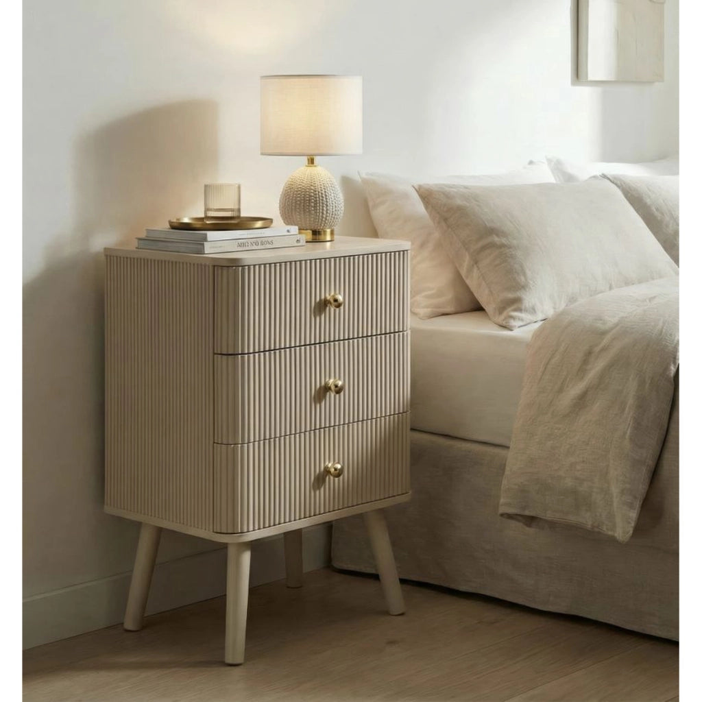 Comodino Shy a 3 cassetti in legno bianco e dettagli oro
