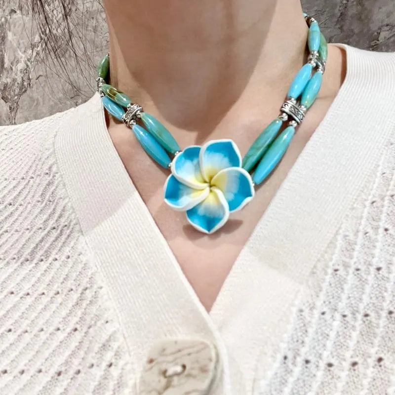 Collana fatta a mano con perline di cristallo e frangipani blu, regalo di Natale o compleanno.
