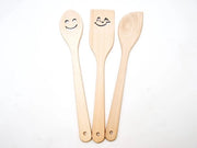 Set di cucchiai in legno di alta qualità, 3 pezzi - cucchiai in legno e set di accessori da cucina piccolo con motivo Good Mood 

Modello: JOWE 
Codice prodotto: 
Dimensioni: 
Materiali: 
Colore: 
Peso: 
Garanzia: