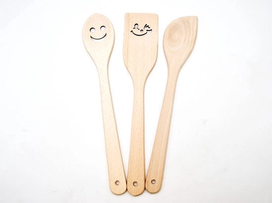 Set di cucchiai in legno di alta qualità, 3 pezzi - cucchiai in legno e set di accessori da cucina piccolo con motivo Good Mood 

Modello: JOWE 
Codice prodotto: 
Dimensioni: 
Materiali: 
Colore: 
Peso: 
Garanzia: