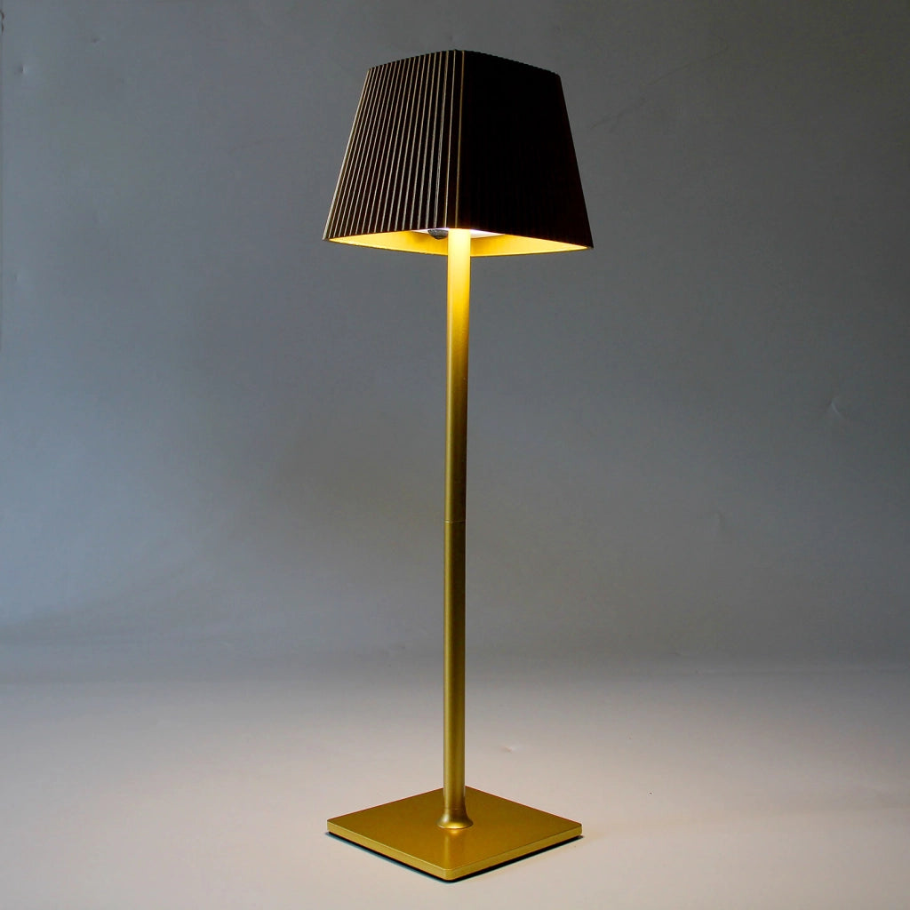 LAMPADA LED DA TAVOLO ORO CON PARALUME QUADRATO A PIEGHE - RICARICABILE USB + ENERGIA SOLARE CON SENSORE CREPUSCOLARE