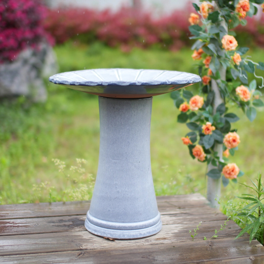 Fontana da giardino in ceramica fatta a mano per uccelli con vasca ampia e piedistallo alto blu grigio chiaro