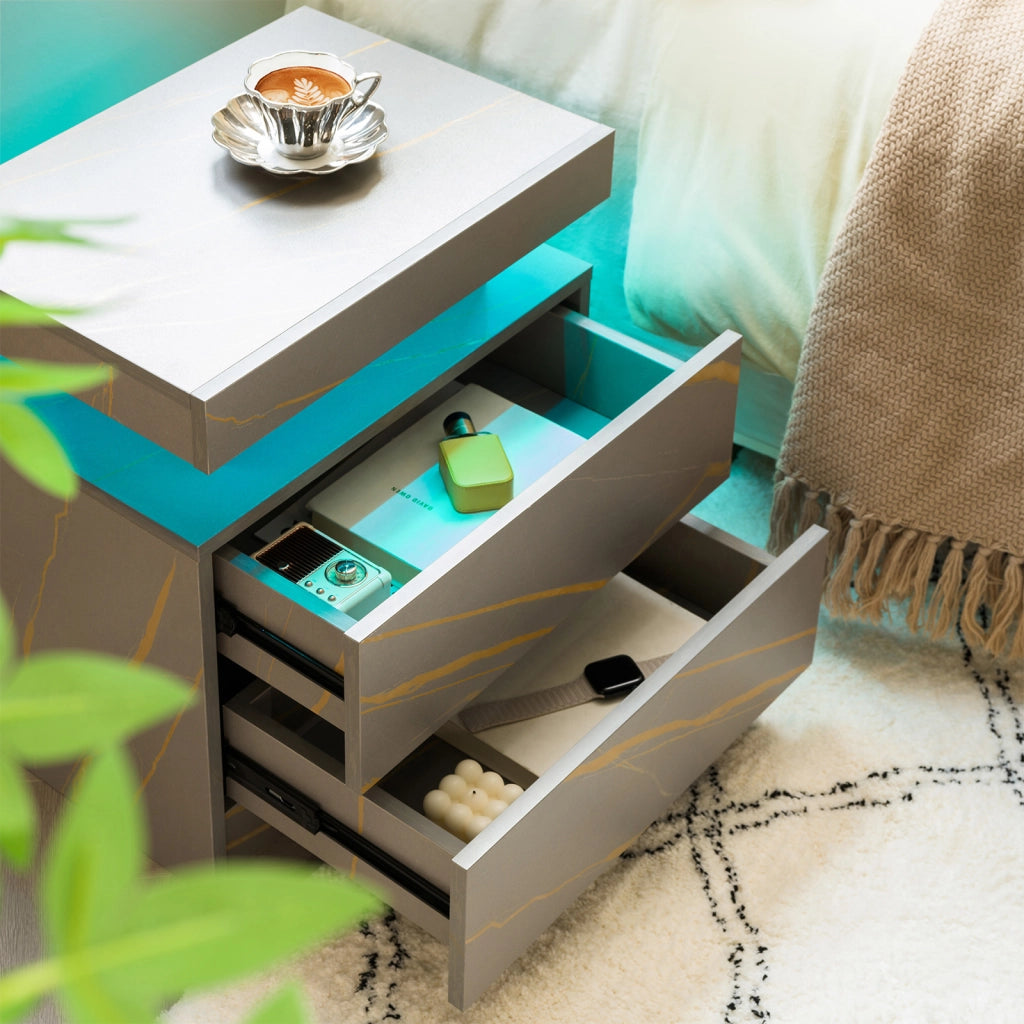 Comodino con LED e 2 cassetti con vano aperto per camera da letto e soggiorno, 59 × 45 × 20 cm, in legno ingegnerizzato, grigio e oro