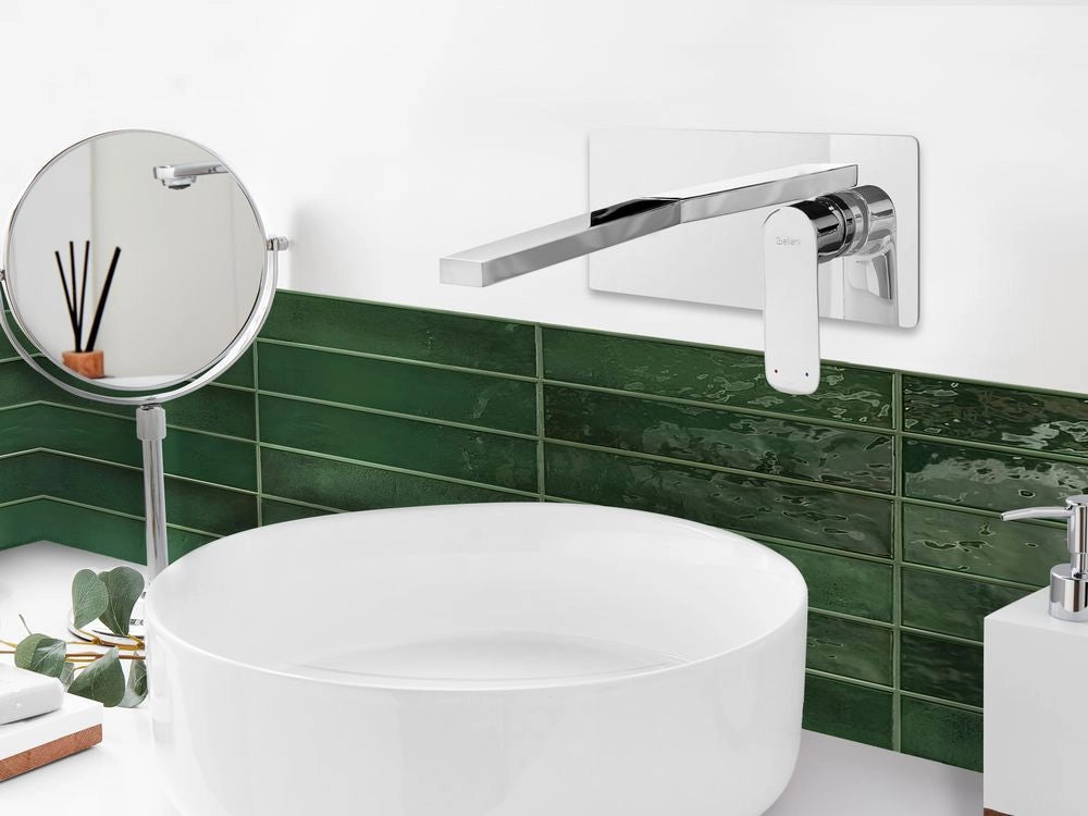 Rubinetto a parete monocomando in ottone con finitura argento stile elegante